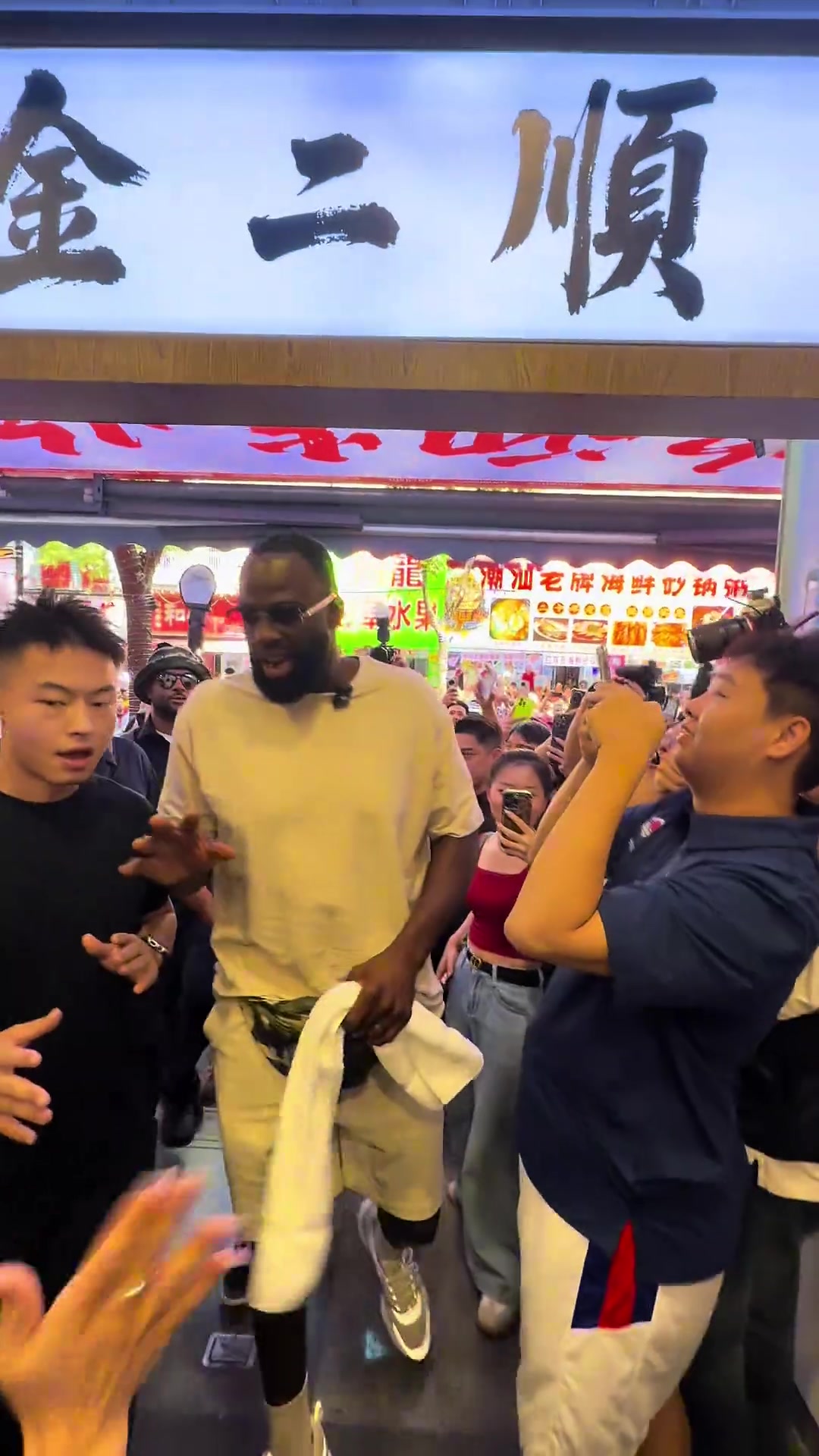追梦潮汕行拿砂煲大肉丸打乒乓球,复刻《食神》经典场面